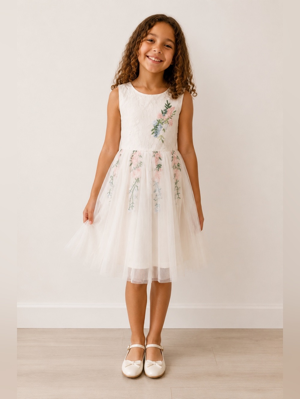 Girls White Floral Embroidered Tulle Dress size 8. (130)